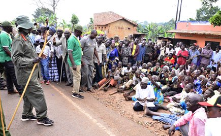 You are currently viewing Museveni explains brown envelope gifts during trek