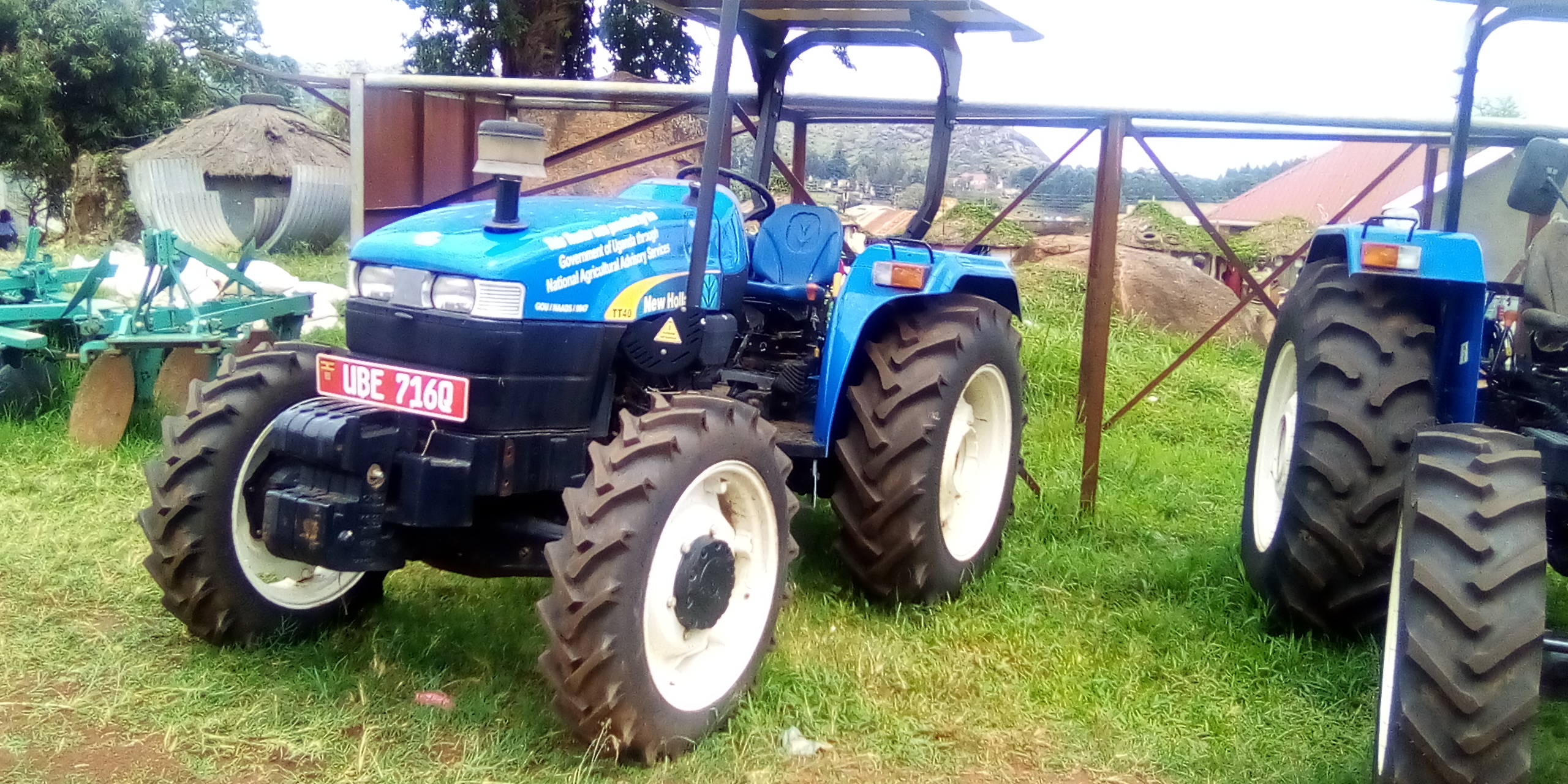 Read more about the article Ministry of agriculture hands over 2 Ploughing machines to Kagadi farmers