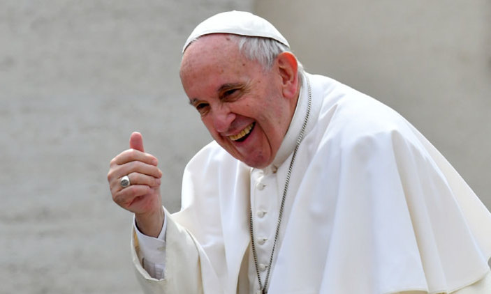 You are currently viewing Pope cancels more official appointments over cold