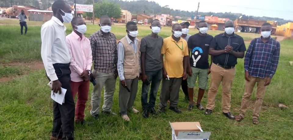 Read more about the article Kagadi Journalists under BUSOJA receive face masks from Emesco Development Foundation
