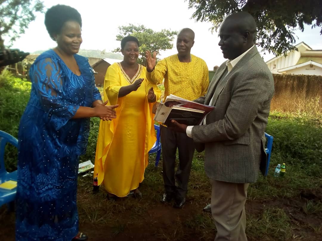 You are currently viewing MP, Jenifer hands over 20m to Kagadi district COVID-19 taskforce