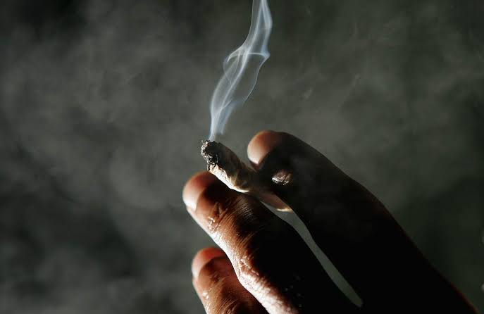 You are currently viewing Smoking puts you at greater risk of coronavirus, experts warn
