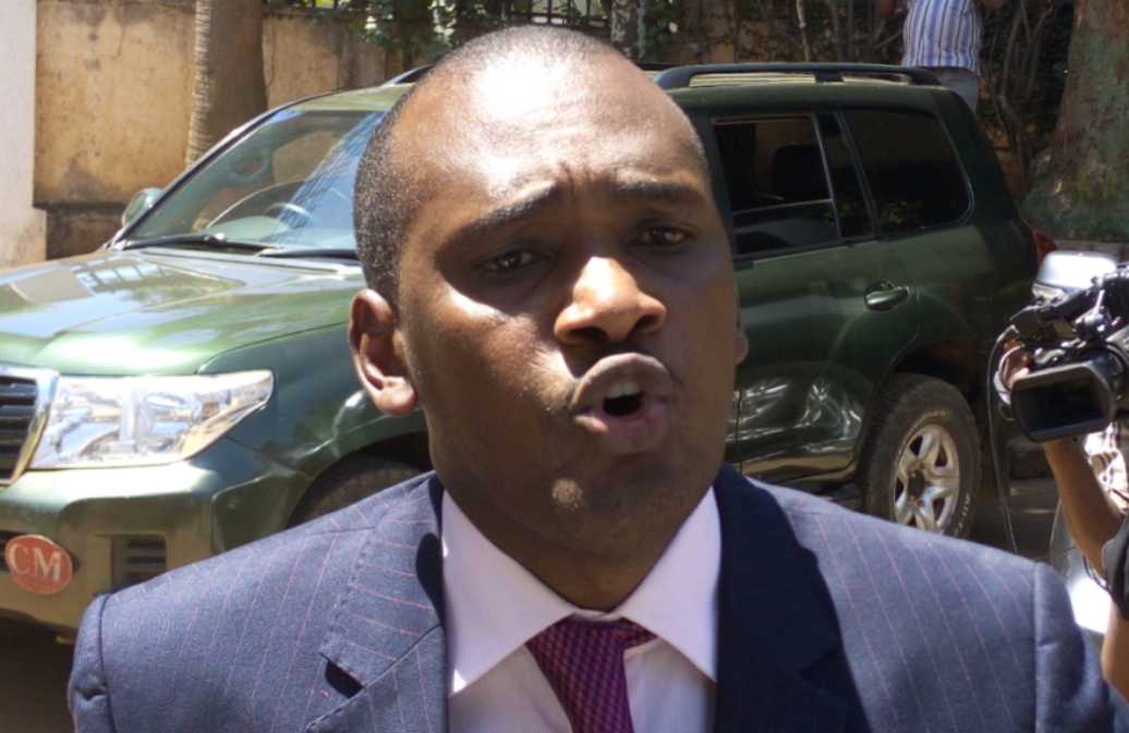 You are currently viewing COVID-19 CRISIS: Minister Tumwebaze blocked from entering Equity bank for having no face mask