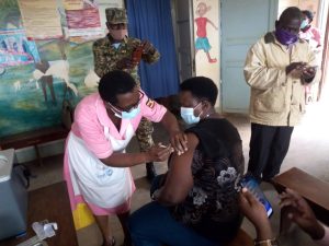 Read more about the article RDC Kagadi, Dr. Mwalimu Musheshe vaccinated against covid-19