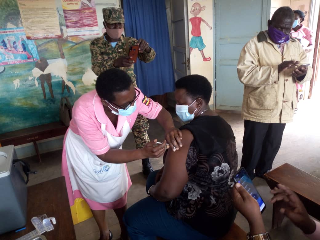 You are currently viewing RDC Kagadi, Dr. Mwalimu Musheshe vaccinated against covid-19