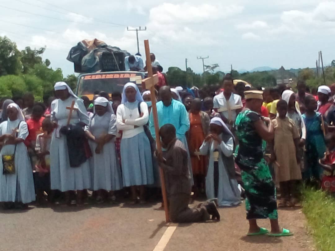 Read more about the article Hundreds Join the  Joint Way of the Cross in Kagadi