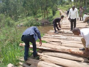 Read more about the article Kyaterekera, Kigoyera Residents Join Forces to Repair Muzizi Bridge